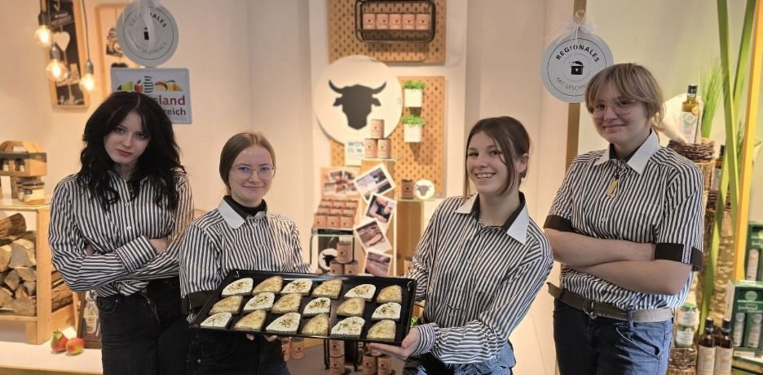 Die Schülerinnen präsentieren regionale Produkte