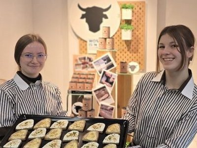 Schülerinnen präsentieren regionale Lebensmittel