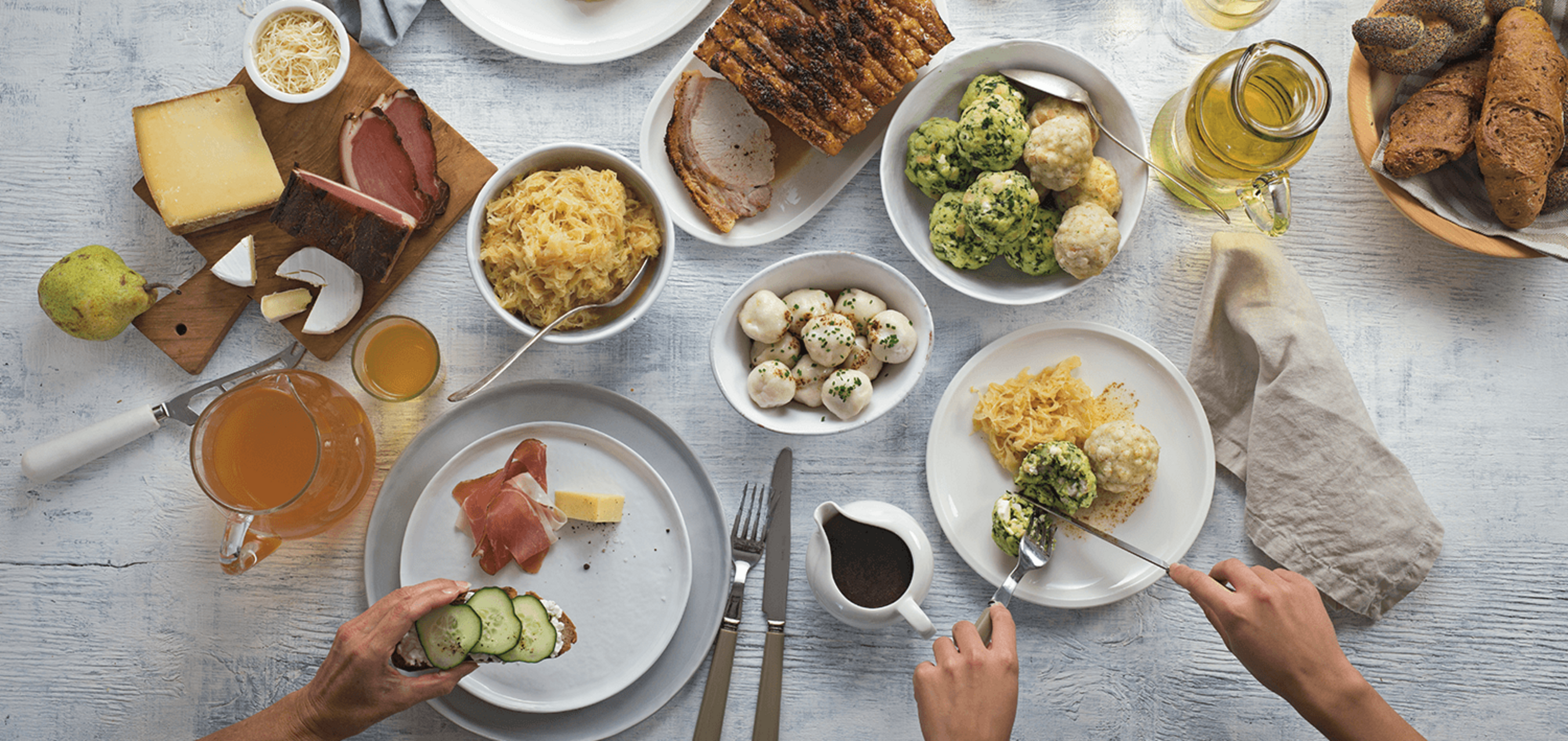 Regionale Vielfalt am Esstisch: Knödel, Gemüse, Salat, Bratl, Bier, Most, Käse, Brot, Gebäck, Butter