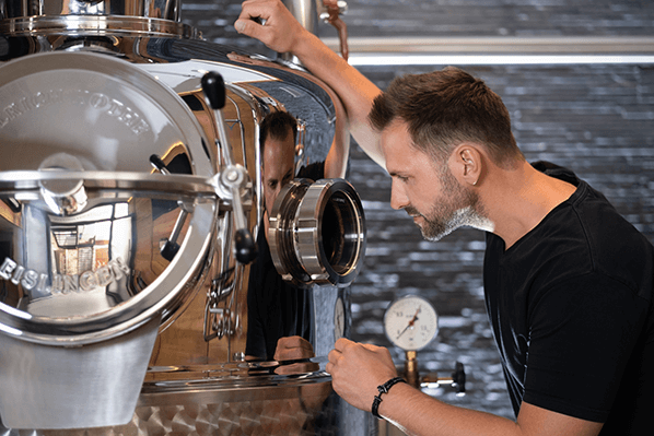 Peter in der Destillerie