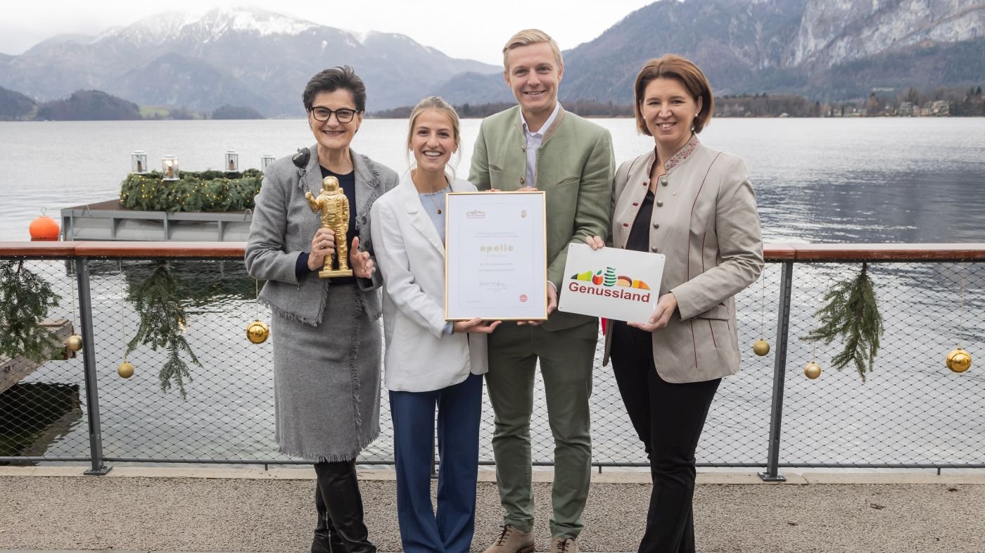 Foto von der Pressekonferenz am Mondsee mit Landesrätin Langer-Weninger, Margit Steinmetz-Tomala und den Gastgeber:innen Juliana und Daniel Döllerer