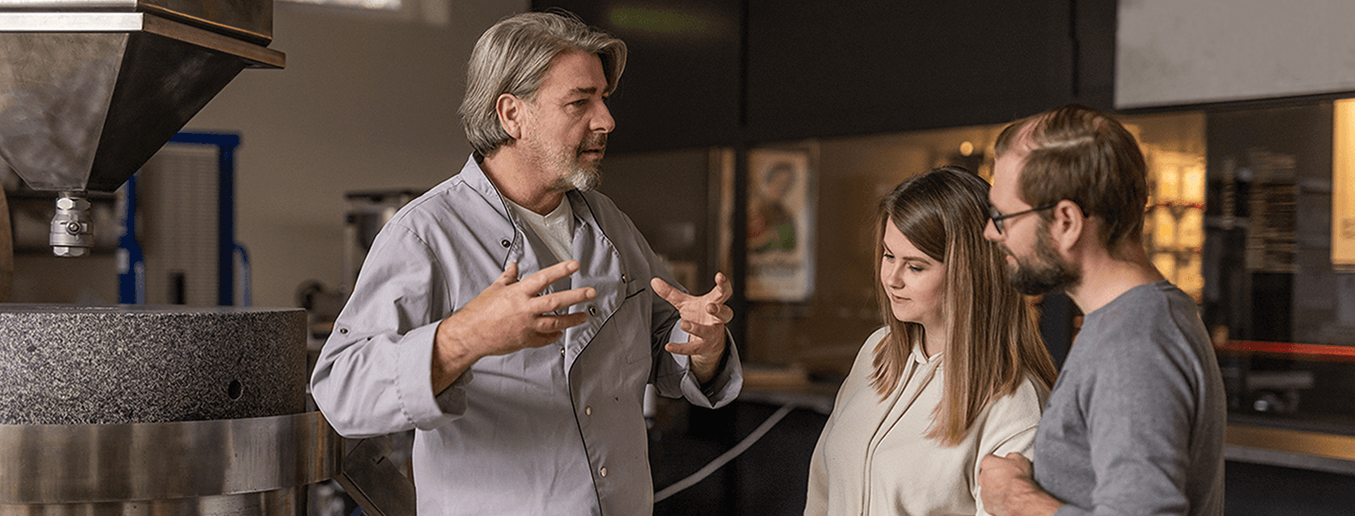 Zu Besuch in der Senferei Annamax, Rainer Baumgartner erklärt die Senfproduktion