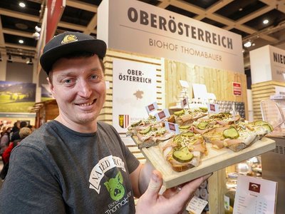 Simon Thomabauer beim Messestand