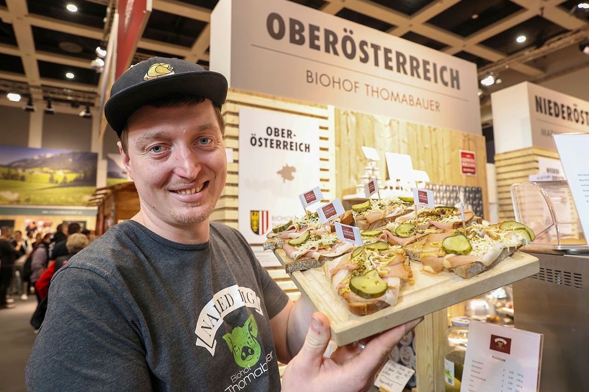 Simon Thomabauer beim Messestand