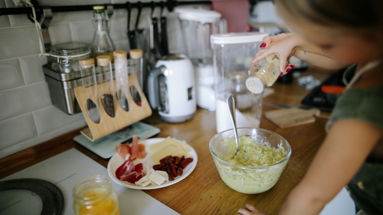 Mädchen macht Aufstrich