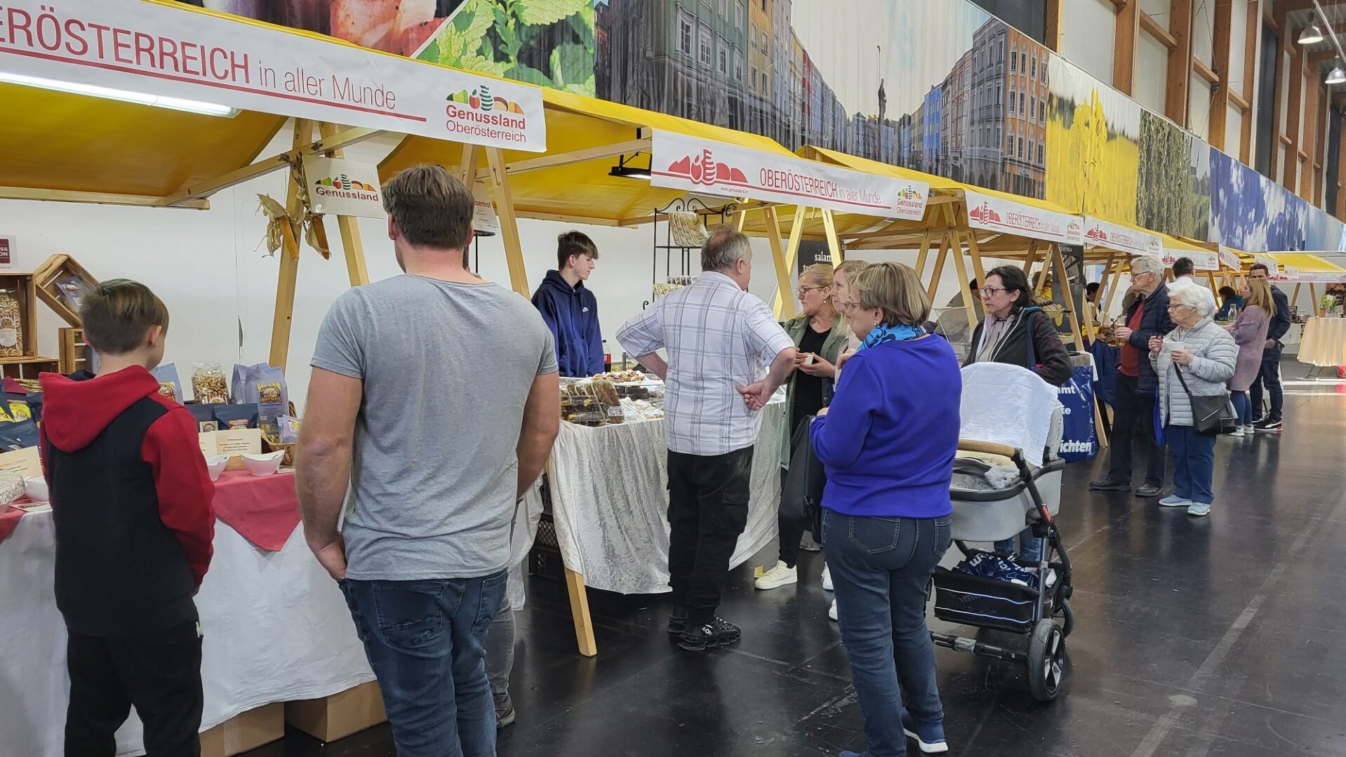 Genussland Standl mit interessierten Besucher:innen