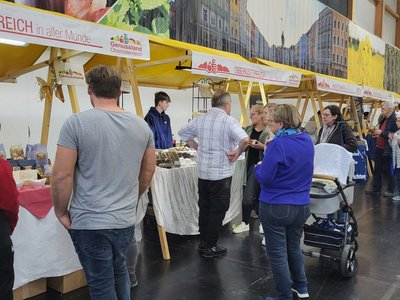 Genussland Standl mit interessierten Besucher:innen