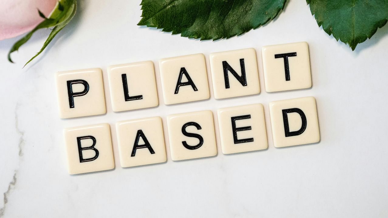"Plant Based" aus Scrabble Steinen zusammengelegt