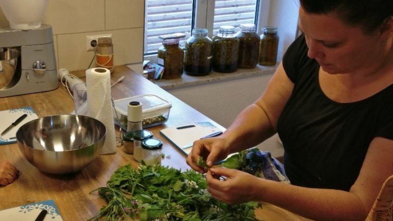 Romana beim Arbeiten mit Kräutern