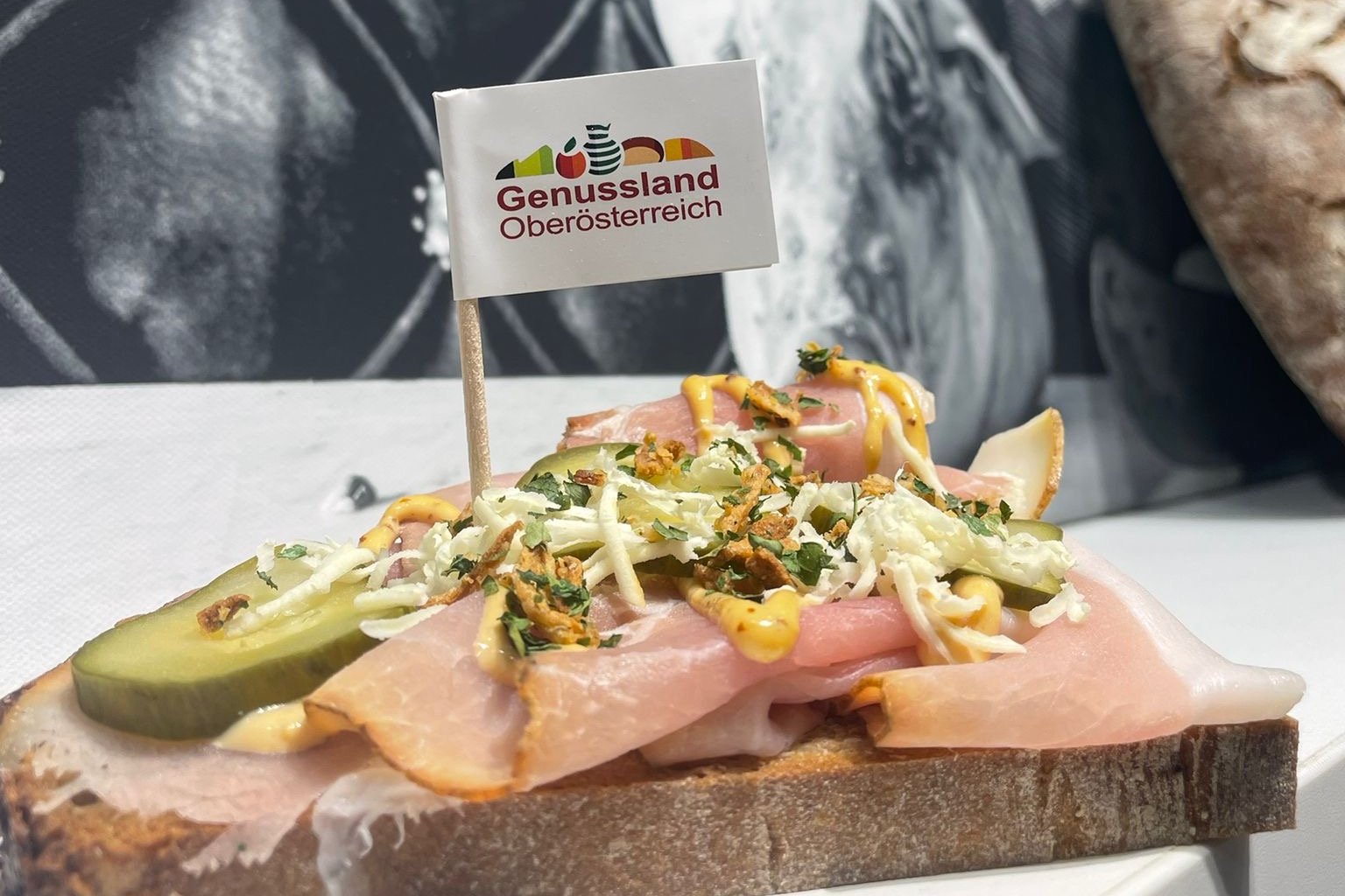 Belegtes Brot mit Schinken, Gurkerl, Kren und Senf unserer Partner:innen