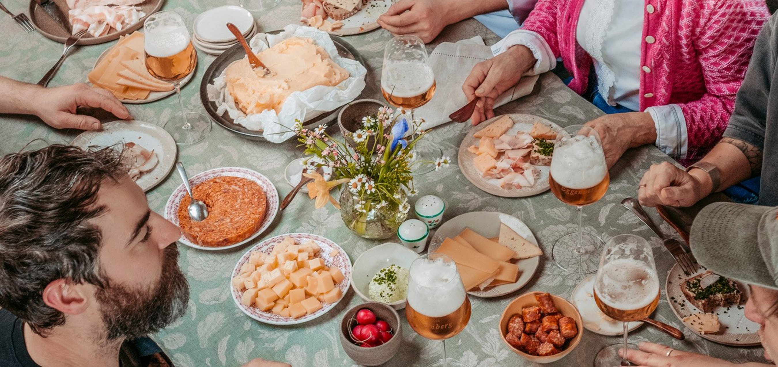 Regionale Vielfalt am Esstisch: Knödel, Gemüse, Salat, Bratl, Bier, Most, Käse, Brot, Gebäck, Butter
