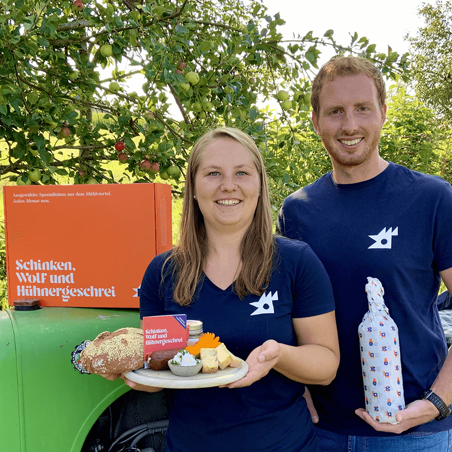 Lisa und Bernhard Traxler mit ihren Boxen voller regionaler Produkte