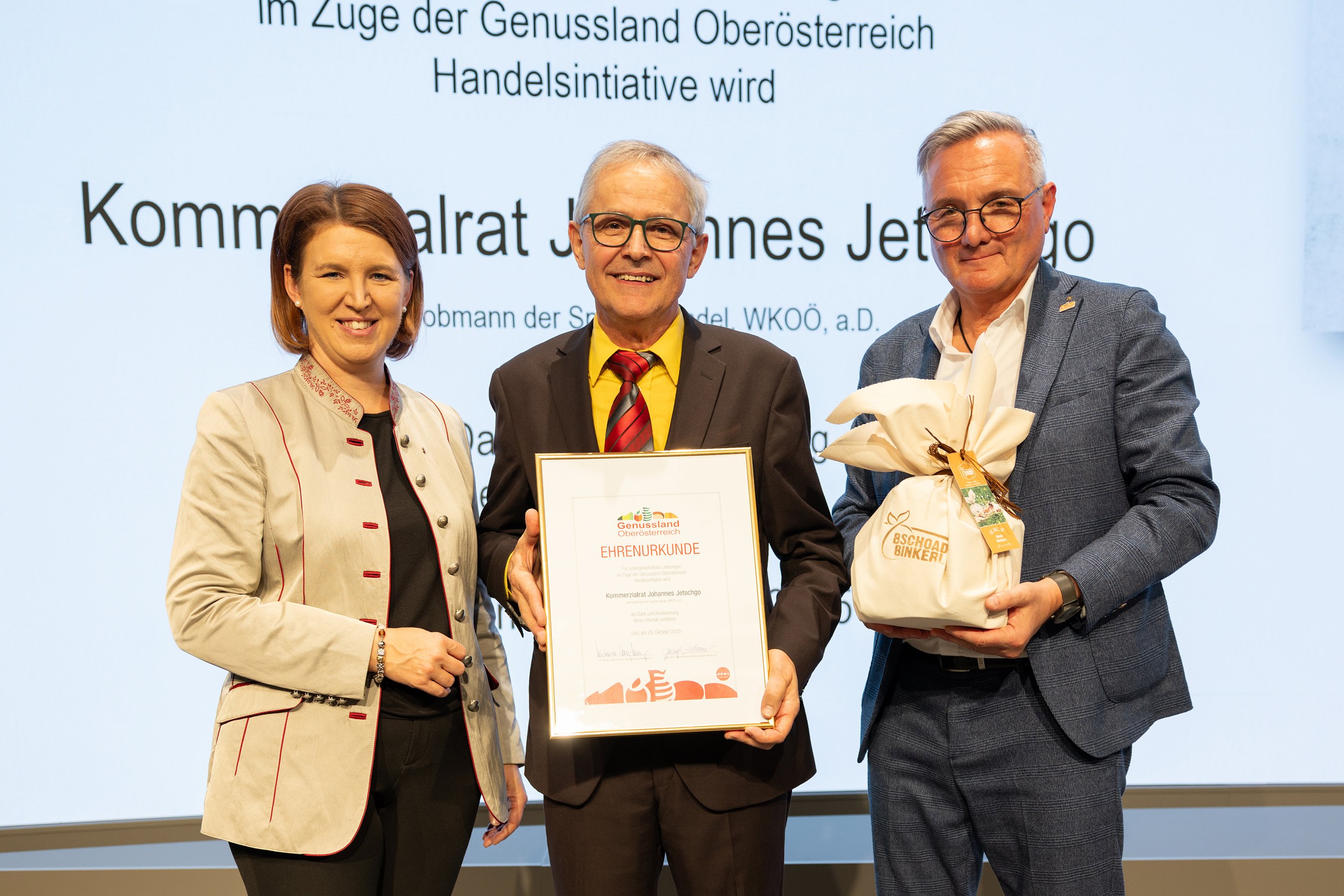 Ehrenurkunde für Hannes Jetschgo (Jetschgo Shopping, Ehren-Gremialobmann der Sparte Handel)