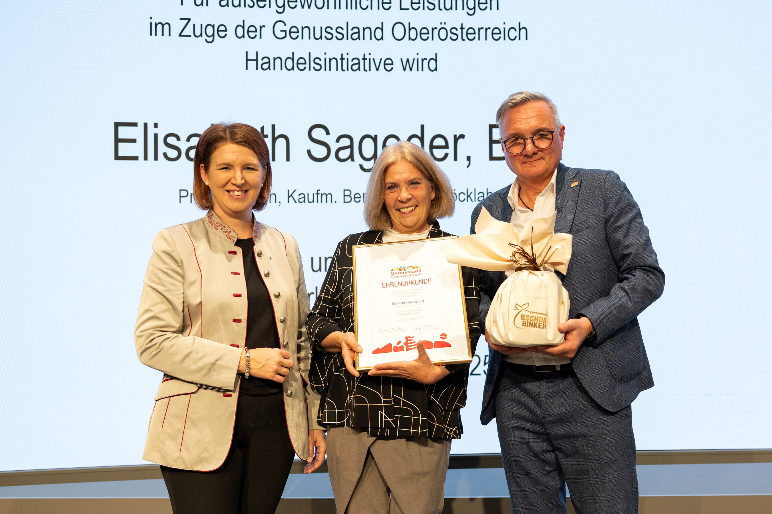 Ehrenurkunde für Elisabeth Sageder (Berufsschule Vöcklabruck-Gmunden)