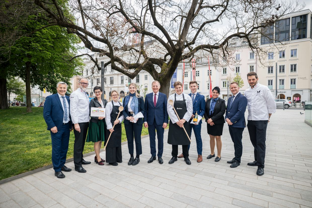 Gruppenfoto mit allen Beteiligten
