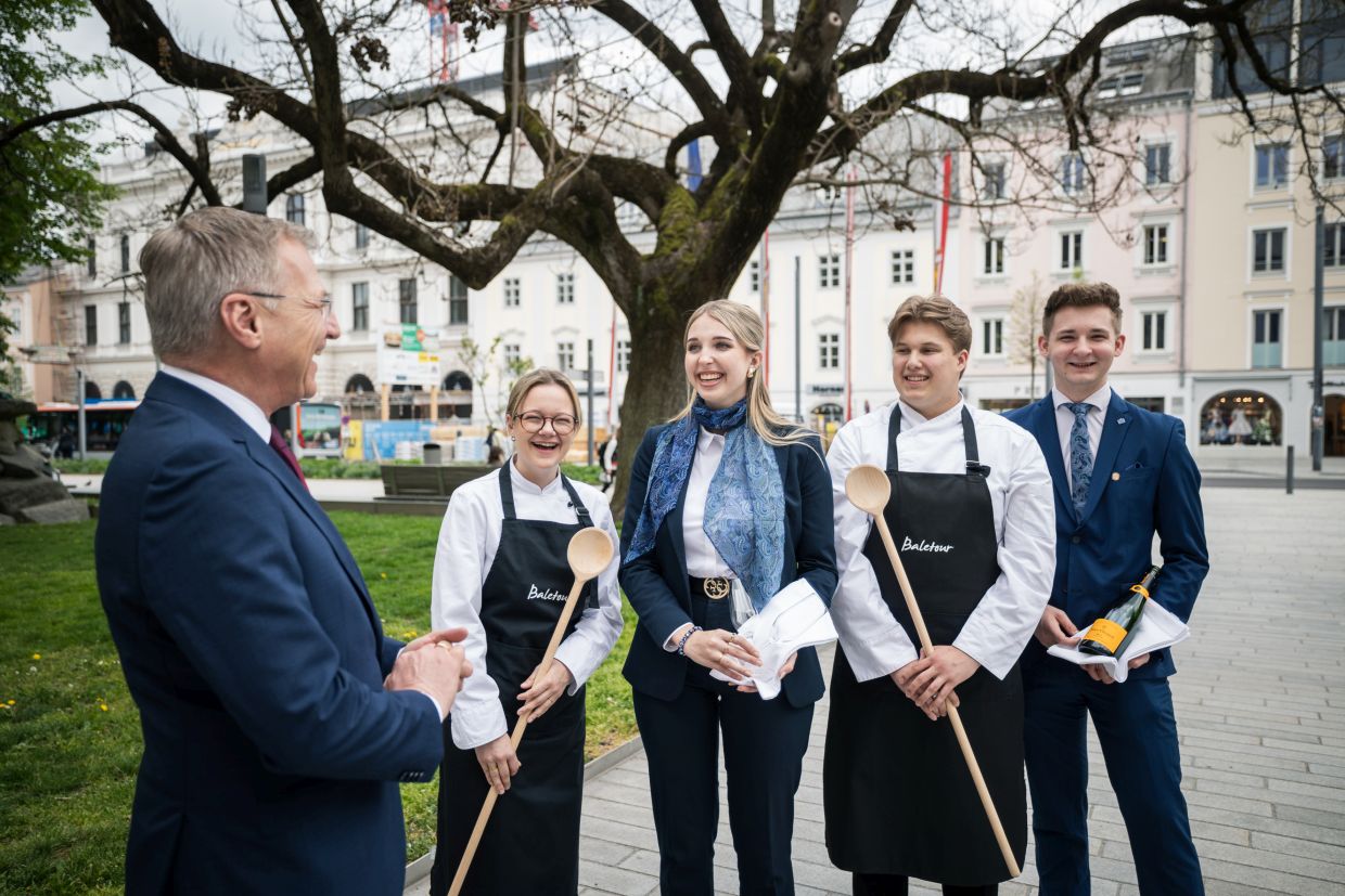 Die vier Schüler:innen beim Landeshauptmann
